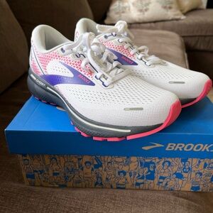 Brooks Women's Sneakers - White, Pink, and Purple